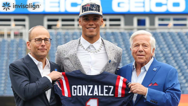 Patriots - Christian Gonzalez Robert Kraft.jfif